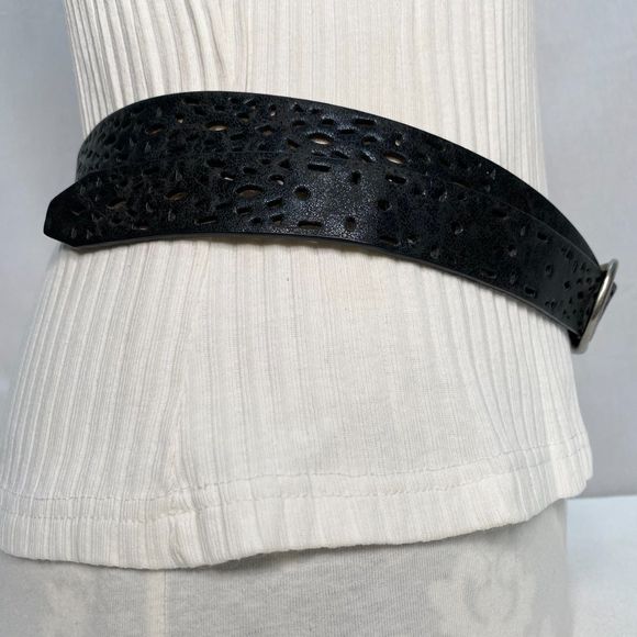Kohls Womens Reversable Belt Large Waist Black Gold Perforated Pattern - Picture 9 of 16